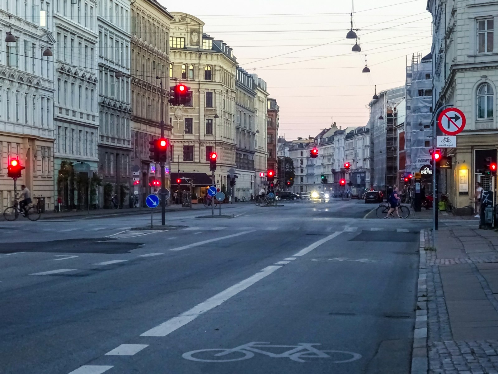 Bygade med trafiklys i skumringen