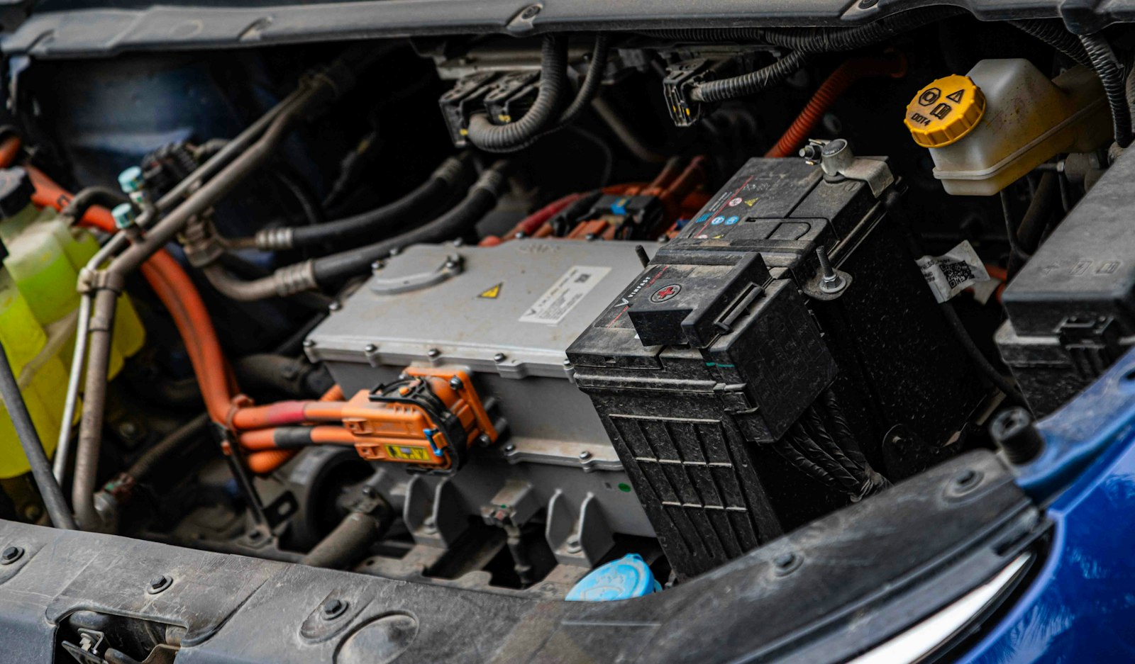 Hybrid, plug-in hybrid eller elbil? Forskelle, priser og afgifter i 2026