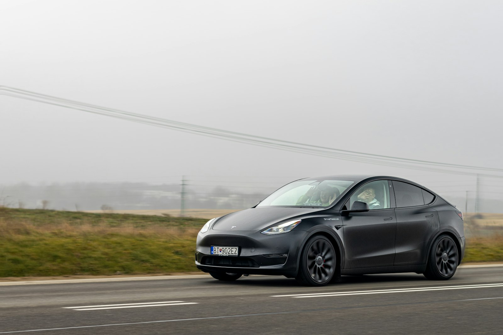 Sort Tesla på landevej